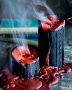 Schwarze Stumpenkerze Mit Vampir Blut 7,5cm -Angebote Halloween Deko Store blutende schwarze vampir stumpenkerze black vampire pillar candle with blood tears 50663 03