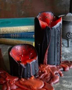Schwarze Stumpenkerze Mit Vampir Blut 7,5cm -Angebote Halloween Deko Store blutende schwarze vampir stumpenkerze black vampire pillar candle with blood tears 50663 041