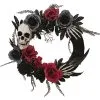 Gothic Türkranz Mit Blüten, Totenkopf & Skeletthänden -Angebote Halloween Deko Store schwarzer gothic tuerkranz mit rosen totenkopf und skeletthaenden gothic deko halloween deko 53915 01